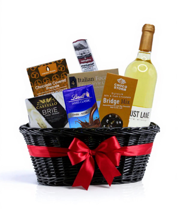 Classic white wine basket with snacks